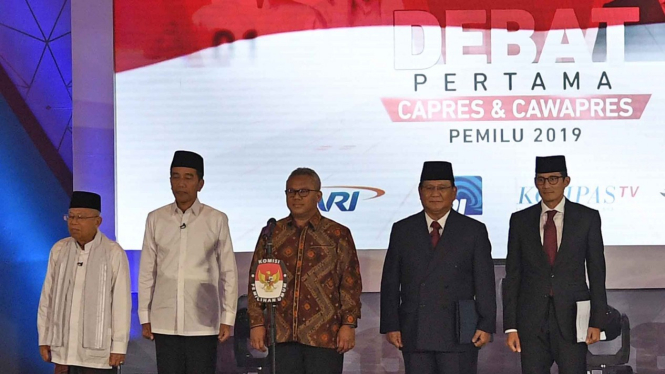 Ketua KPU Arief Budiman (tengah) bersama pasangan capres-cawapres nomor urut 01 Joko Widodo (kedua kiri) dan Ma'ruf Amin (kiri) serta pasangan nomor urut 02 Prabowo Subianto (kedua kanan) dan Sandiaga Uno (kanan) bersiap mengikuti debat pertama Pilpres 20