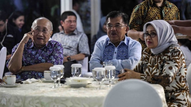 Wakil Presiden Jusuf Kalla (tengah) bersama Ibu Mufidah Jusuf Kalla (kanan) dan Ketua Tim Ahli Wapres Sofjan Wanandi (kiri) menyaksikan siaran langsung Debat Pertama Capres & Cawapres 2019 di rumah dinasnya di Jalan Diponegoro, Jakarta, Kamis, 17 Januari 