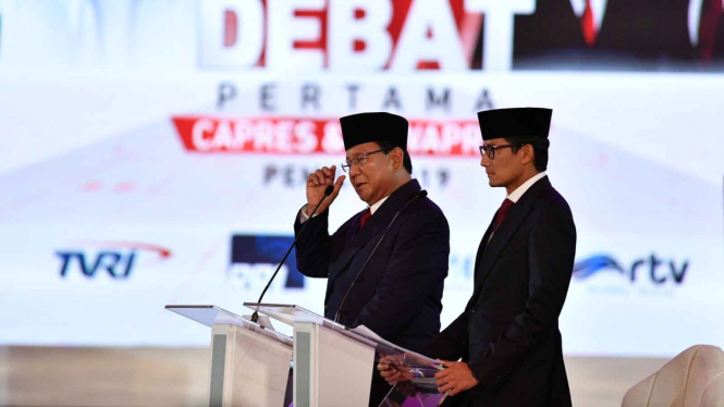 Pasangan nomor urut 02 Prabowo Subianto (kiri) dan Sandiaga Uno menjawab pertanyaan saat Debat Pertama Capres & Cawapres 2019, di Hotel Bidakara, Jakarta, Kamis, 17 Januari 2019.