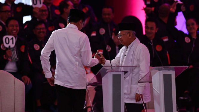 Pasangan capres-cawapres nomor urut 01 Joko Widodo (kiri) dan Ma'ruf Amin bersiap mengikuti Debat Pertama Capres & Cawapres 2019, di Hotel Bidakara, Jakarta, Kamis, 17 Januari 2019.
