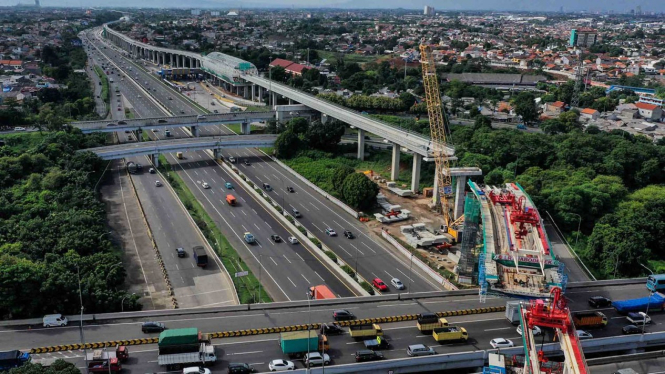 Foto udara pemasangan U Shaped Girder pada proyek pembangunan kereta api ringan (LRT) Jabodebek rute Cawang - Cibubur di simpang susun Pasar Rebo, Jakarta, Kamis, 17 Januari 2019.