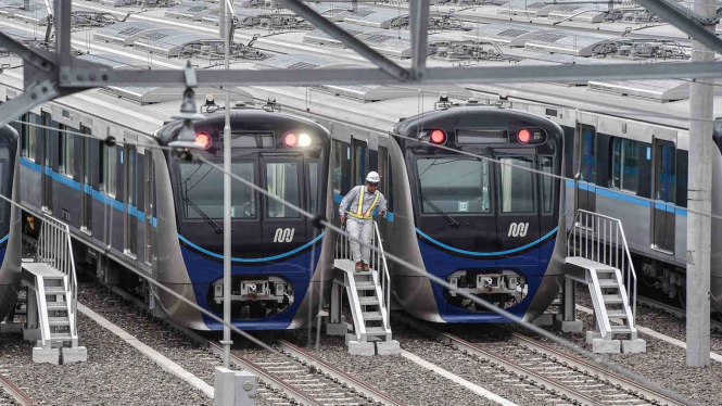 Petugas melakukan pengecekan kereta Mass Rapid Transit (MRT) di Stasiun Lebak Bulus, Jakarta, Kamis, 17 Januari 2019.