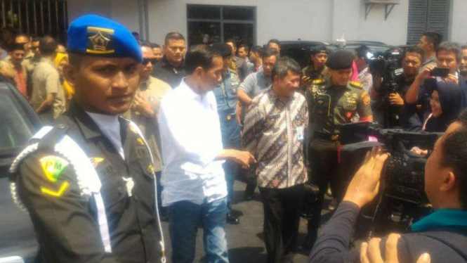 Presiden Joko Widodo didampingi Ibu Negara Iriana meninjau panel program reaktivasi jalur kereta api Cibatu-Garut Kota di Kabupaten Garut, Jawa Barat, pada Jumat, 18 Januari 2019.