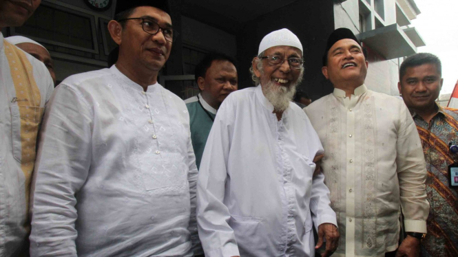 Ketua Umum Partai Bulan Bintang (PBB) Yusril Ihza Mahendra (kanan) mengunjungi narapidana kasus terorisme Abu Bakar Baasyir (tengah) di Lapas Gunung Sindur, Bogor, Jawa Barat, Jumat, 18 Januari 2019.