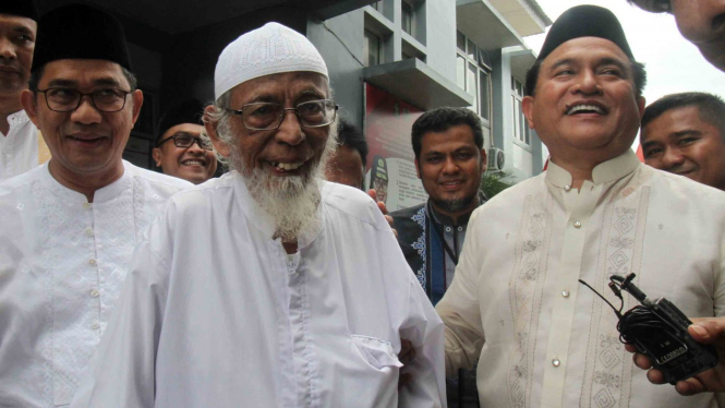 Ketua Umum Partai Bulan Bintang (PBB) Yusril Ihza Mahendra (kanan) mengunjungi narapidana kasus terorisme Abu Bakar Baasyir (tengah) di Lapas Gunung Sindur, Bogor, Jawa Barat, Jumat, 18 Januari 2019.