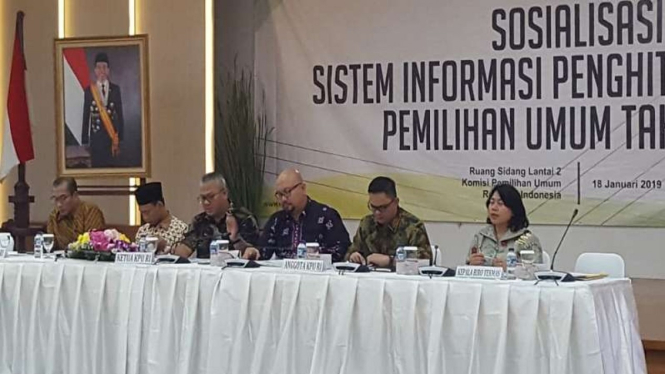 Pimpinan KPU menggelar konferensi pers