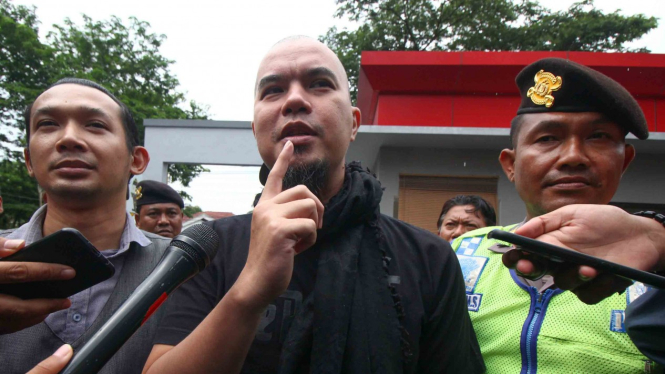 Polisi mengawal musisi Ahmad Dhani (tengah) yang menjalani proses Pelimpahan Tahap II di Kejaksaan Negeri Surabaya, Jawa Timur