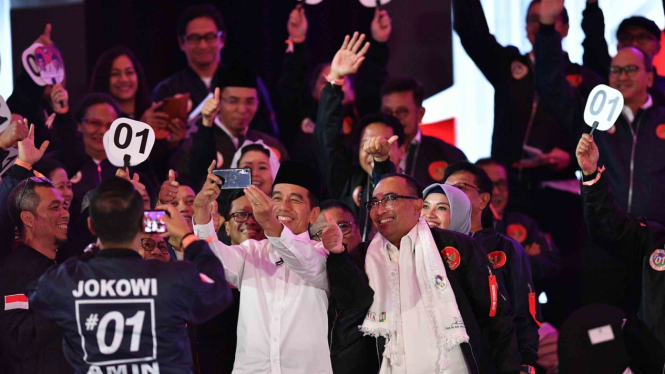 Capres nomor urut 01 Joko Widodo berswafoto bersama pendukungnya saat jeda Debat Pertama Capres & Cawapres 2019, di Hotel Bidakara, Jakarta