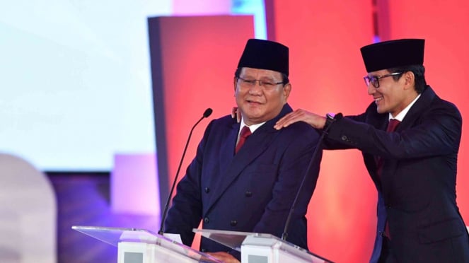 Capres nomor urut 02 Prabowo Subianto (kiri) dipijat pasangan cawapresnya Sandiaga Uno saat jeda Debat Pertama Capres & Cawapres 2019, di Hotel Bidakara, Jakarta