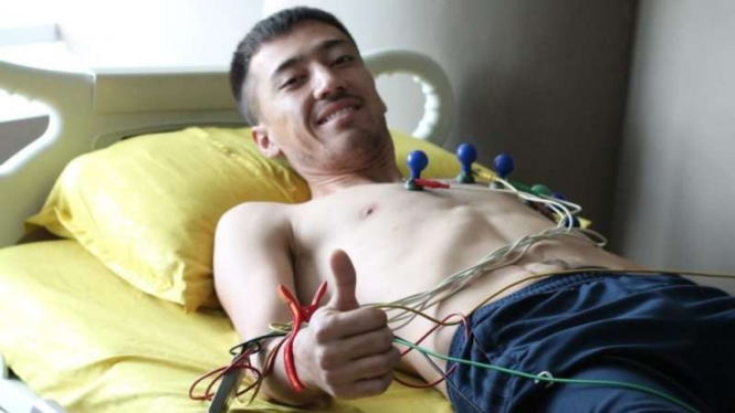 Pemain Semen Padang FC, Shukurali Pulatov, sedang menjalani tes kesehatan.