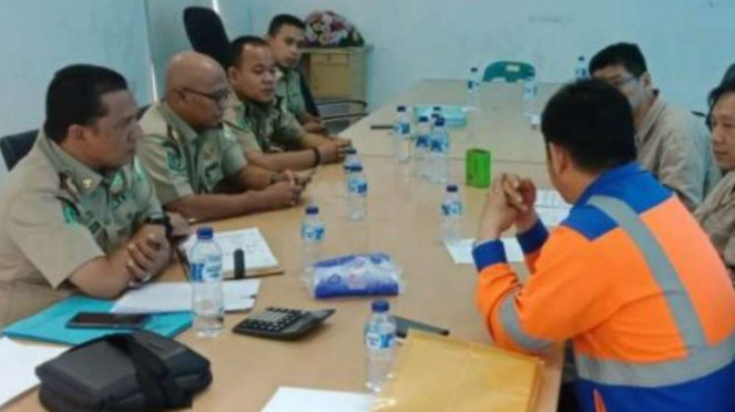 Tim pengawas Dinas Tenaga Kerja Aceh menginterogasi seorang tenaga kerja China.