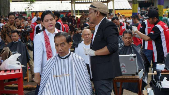 Presiden Jokowi mengikuti acara cukur massal di Garut, Jawa Barat.