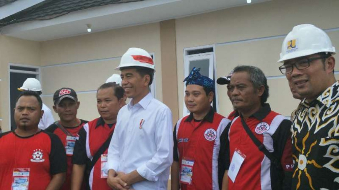 Presiden Joko Widodo saat peletakan batu pertama perumahan pemangkas rambut