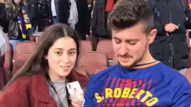 Fans Barcelona dengan jersey Sergi Roberto.