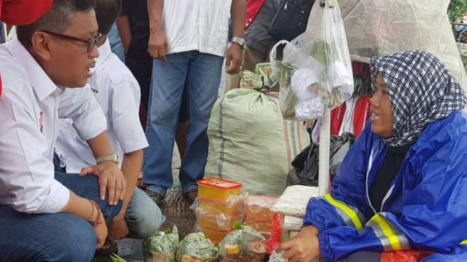 Sekjen PDI Perjuangan Hasto Kristiyanto saat safari politik ke pasar tradisional