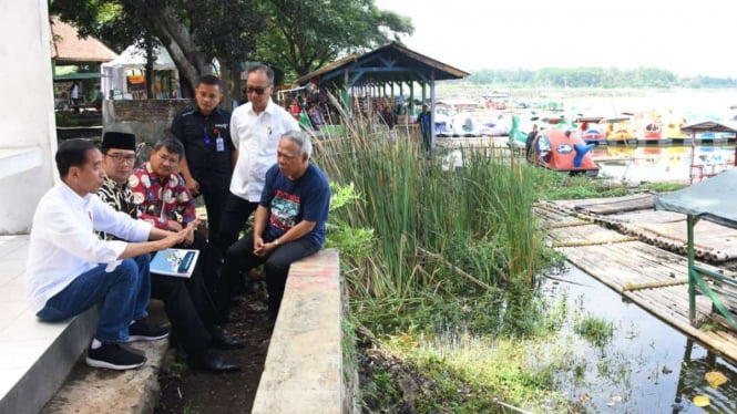 Presiden Jokowi, Gubernur Jabar Ridwan Kamil dan para menteri di Situ Bagendit.