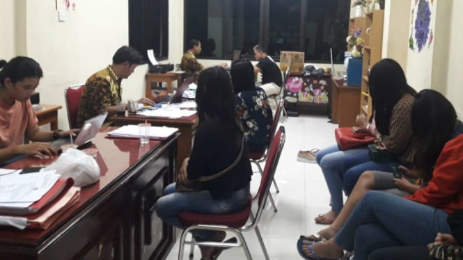  Puluhan terapis saat diperiksa di Markas Polda Jatim, Surabaya