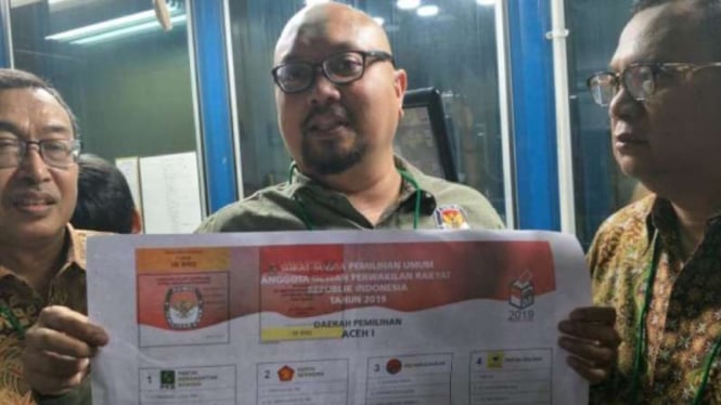 Komisioner KPU, Ilham Saputra, tunjukkan surat suara Pemilu 2019.