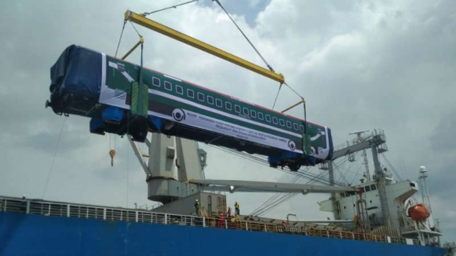 PT INKA kirim 15 gerbong kereta ke Bangladesh dari Pelabuhan Tanjung Perak
