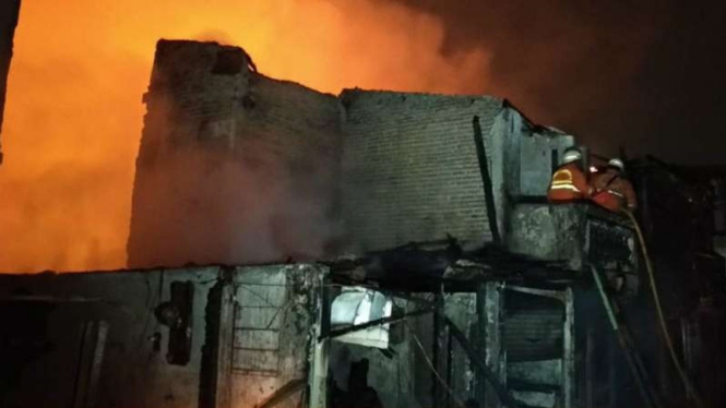Dua puluh rumah di kawasan Tomang, Jakarta Barat, dilaporkan kebakaran hebat pada Senin dini hari, 21 Januari 2019.