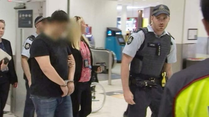 Polisi menahan seorang pria di Bandara Sydney dalam hubungan dengan sindikat pencurian susu formula bernilai Rp 10 miliar.