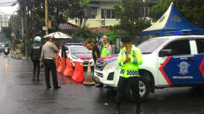 Petugas melakukan pengalihan arus lalu lintas di kawasan Kantor Pusat KPU.