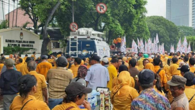 Unjuk rasa pendukung Ketum Partai Hanura Oesman Sapta Odang di KPU, Jakarta.