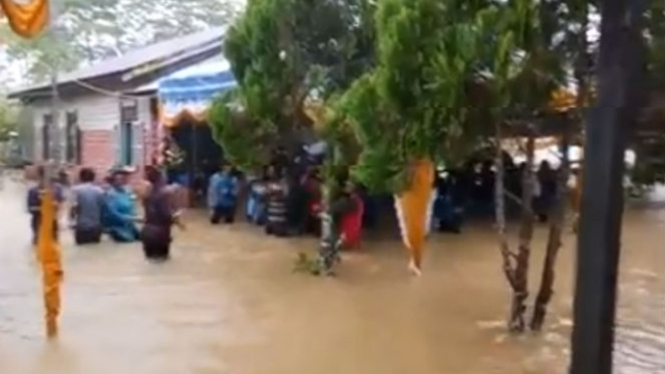 Hajatan di tengah banjir.