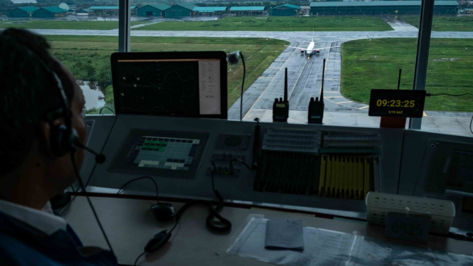 Petugas memantau kedatangan pesawat udara dari menara Pemandu Lalu Lintas Udara (ATC)  Lembaga Penyelenggara Pelayanan Navigasi Penerbangan Indonesia atau AirNav (Ilustrasi).