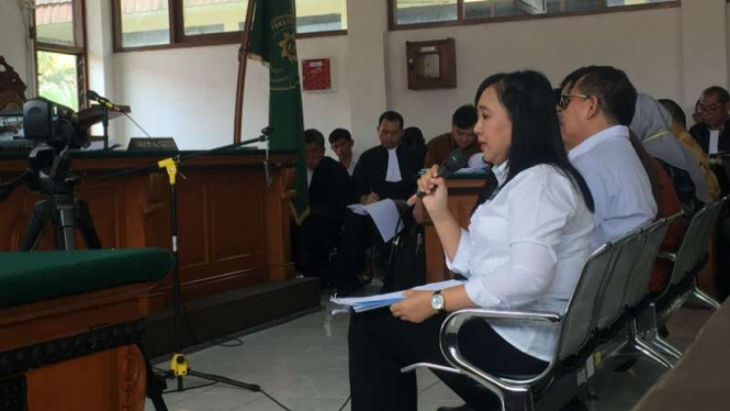 Neneng Rahmi Nurlaili, Kepala Bidang Penataan Ruang Dinas PUPR Kabupaten Bekasi, saat menjadi saksi untuk terdakwa Billy Sindoro di Pengadilan Negeri Kelas 1A Khusus Bandung pada Senin, 21 Januari 2019.