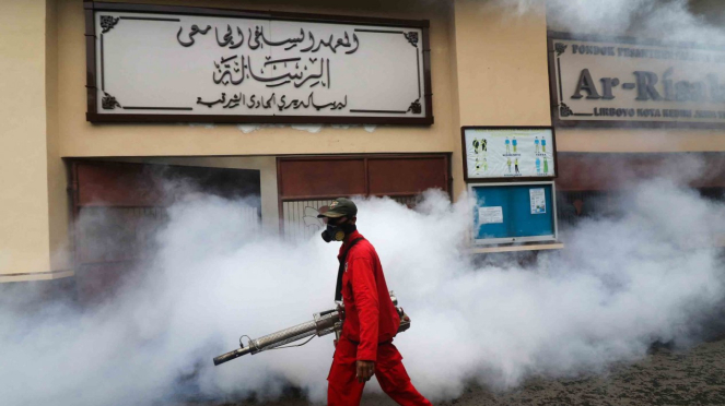 Petugas Dinas Kesehatan melakukan pengasapan (fogging) di kawasan Pondok Pesantren Lirboyo, Kota Kediri, Jawa Timur