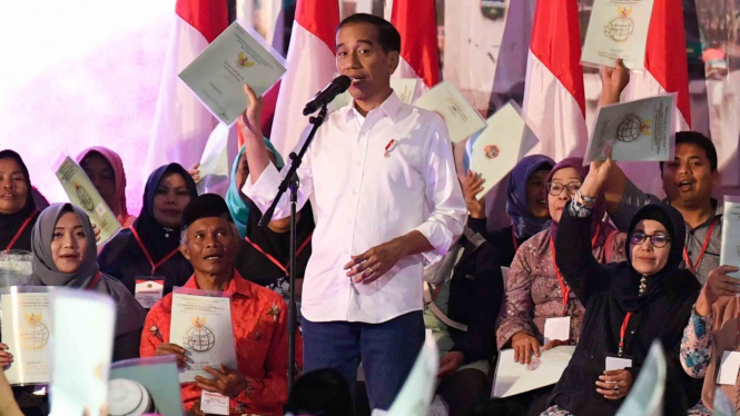 Presiden Joko Widodo (tengah) berdialog dengan penerima Sertifikat Tanah untuk Rakyat di Banjarsari, Garut, Jawa Barat