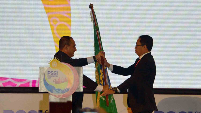 Ketua Umum PSSI Edy Rahmayadi (kiri) menyerahkan bendera organisasi sepak bola Indonesia kepada Wakil Ketua Umum PSSI Djoko Driyono seusai menyatakan pengunduran diri dalam pembukaan Kongres PSSI 2019 di Nusa Dua, Bali