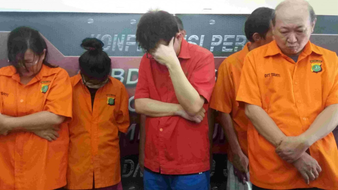 Pelaku penipuan (baju merah) terhadap Mendagri Tjahjo Kumolo