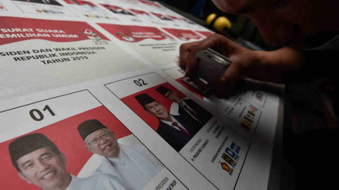 Petugas melakukan pengecekan kualitas surat suara Pilpres 2019 saat pencetakan surat suara di Jakarta.