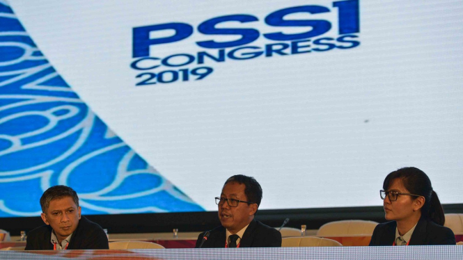 Pelaksana Tugas Ketua Umum PSSI Djoko Driyono (tengah) bersama Wakil Ketua Umum PSSI Iwan Budianto (kiri) dan Sekjen PSSI Ratu Tisha Destria (kanan) menyampaikan keterangan pers sesusai penutupan Kongres PSSI 2019 di Nusa Dua, Bali