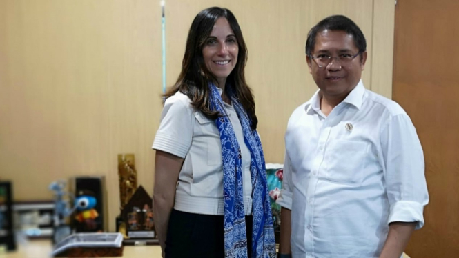 Menkominfo Rudiantara menerima kunjungan Vice President and Communications WhatsApp, Victoria Grand, di Jakarta.