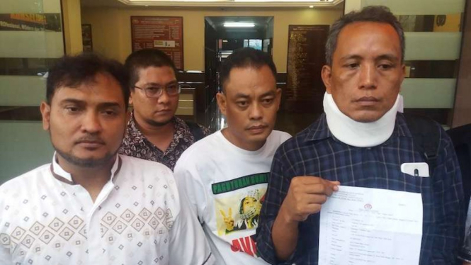 Ali Wardi (kanan) resmi membuat laporan di Polres Metro Jakarta Selatan atas kasus pengeroyokan atas dirinya. 