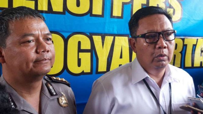 Direktur Reserse Kriminal Umum Polda DI Yogyakarta, Kombespol Hadi Utomo (kanan), di Yogyakarta pada Senin, 21 Januari 2019.
