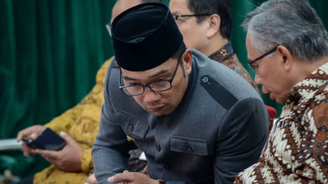 Gubernur Jawa Barat, Ridwan Kamil (kedua kanan)