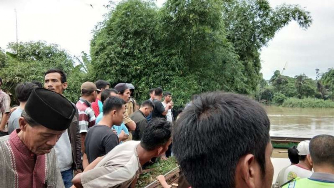 Perahu terbalik di Sungai Ciujung Serang Banten 