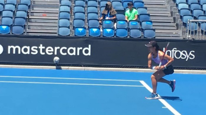 Priska Nugroho bertanding di babak kedua junior putri di Melbourne Park