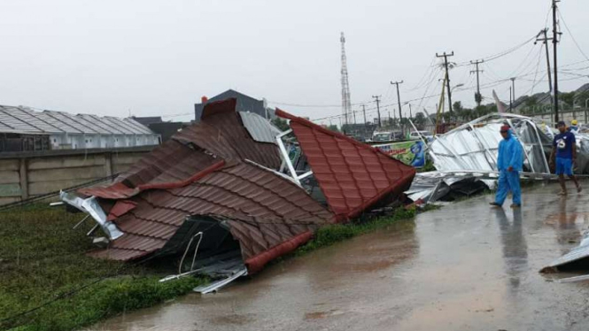 Belasan atap toko dan rumah Tersapu Puting Beliung di Desa Jejalem Jaya, Bekasi