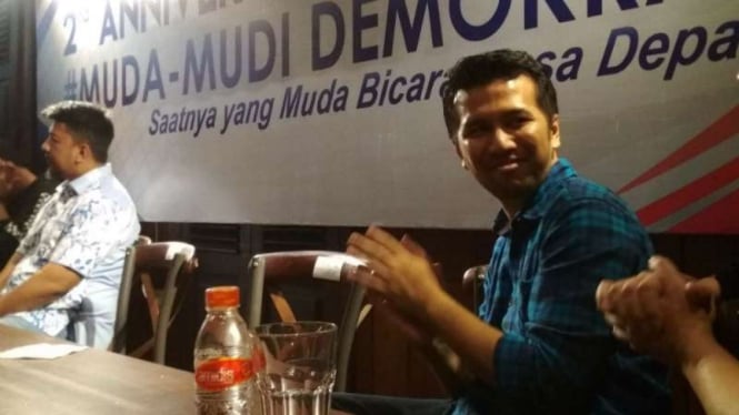 Bupati Trenggalek Emil Dardak (kanan) bersama Agus Harimurti Yudhoyono di Surabaya, Jawa Timur, pada Selasa malam, 22 Januari 2019.