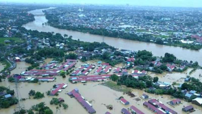 Banjir bandang akibat debit air sungai meluap di Kabupaten Gowa, Sulawesi Selatan, pada Selasa siang, 22 Januari 2019.