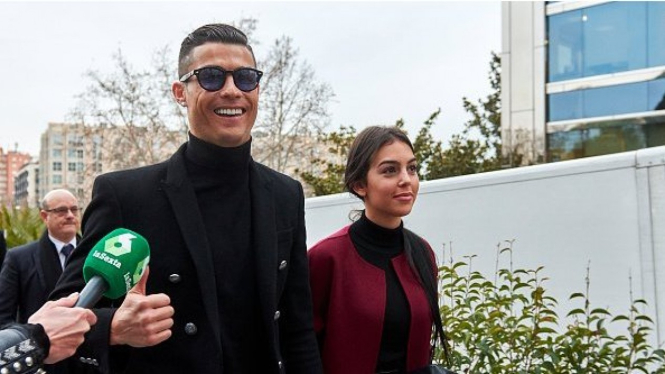 Ronaldo melemparkan senyum dan mengacungkan jempolnya kepada awak media yang menantikan kehadirannya di persidangan. - fotopress/GC Images