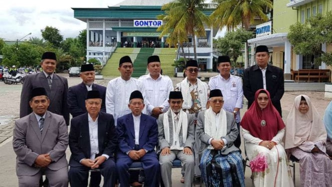Calon wakil presiden Ma'ruf Amin (duduk-kedua dari kanan) bertandang ke Pesantren Modern Darussalam Gontor di Ponorogo, Jawa Timur, dalam rangkaian tur kampanye politiknya di provinsi itu pada Selasa, 22 Januari 2019.