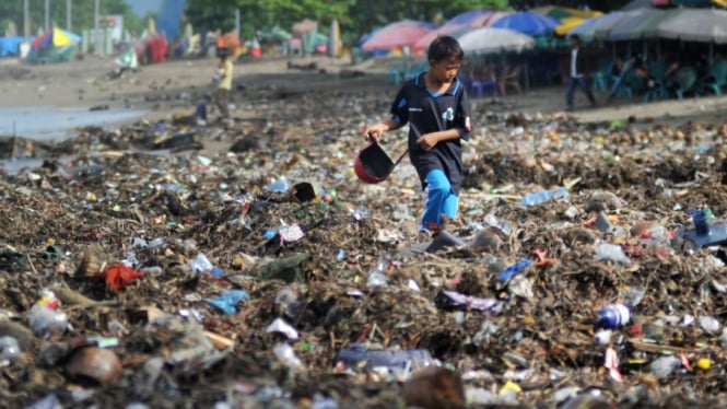 Tumpukan Sampah di Pantai Padang