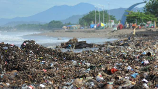 Parahnya Tumpukan Sampah Di Pantai Padang