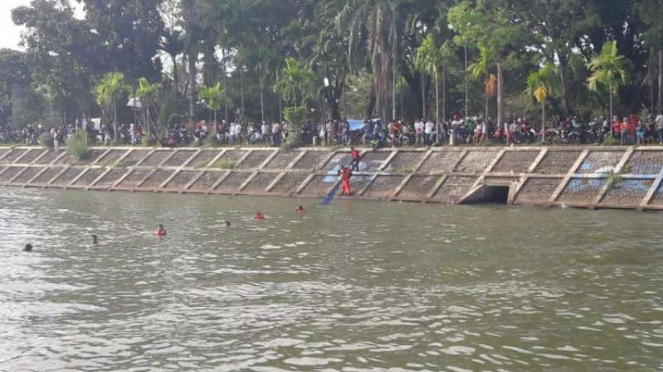 Pencarian Hilda Wahyuni (25), penumpang mobil yang terjun bebas ke banjir kanal.